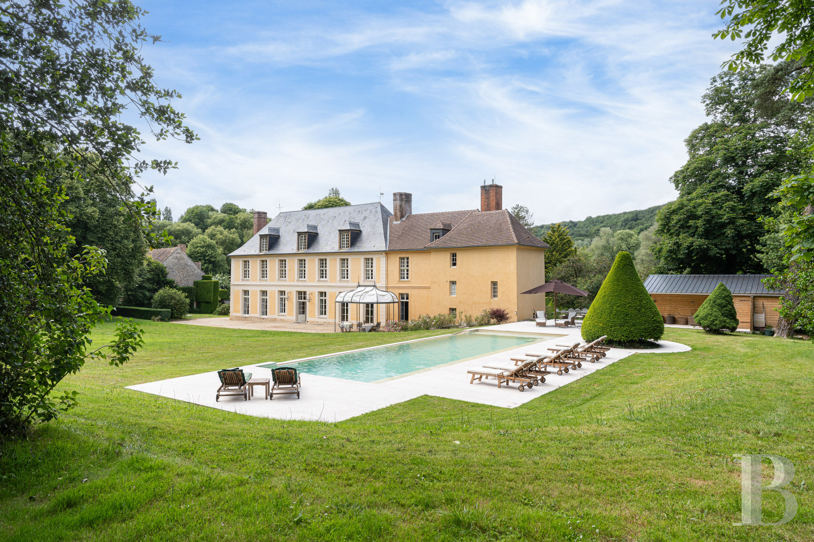 À Milon-la-Chapelle, dans la vallée de Chevreuse, un château du 18e siècle et son parc de 4 hectares - photo  n°1